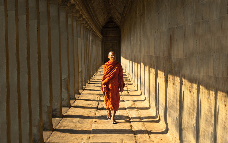 buddhist-monk-hallway-pillars-solitude